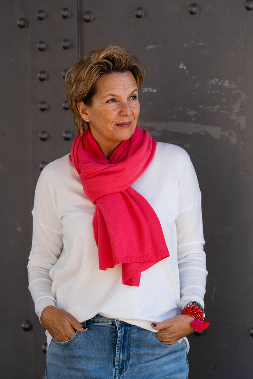 Feinstrickpulli “TATIANA” wollweiß (GW87) / Feinstrickschal “MONA” himbeer (AS02)