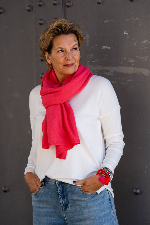 Feinstrickpulli “TATIANA” wollweiß (GW87) / Feinstrickschal “MONA” himbeer (AS02)