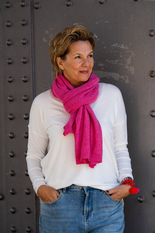 Feinstrickpulli “TATIANA” wollweiß (GW87) / Feinstrickschal “MONA” pink (AS02)