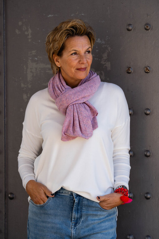 Feinstrickpulli “TATIANA” wollweiß (GW87) / Feinstrickschal “MONA” mauve meliert (AS02)
