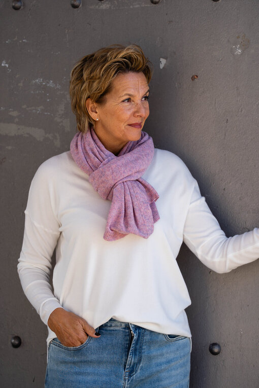 Feinstrickpulli “TATIANA” wollweiß (GW87) / Feinstrickschal “MONA” mauve meliert (AS02)