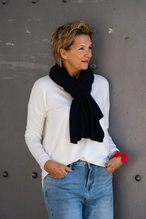 Feinstrickpulli “TATIANA” wollweiß (GW87) / Feinstrickschal “MONA” schwarz (AS02)