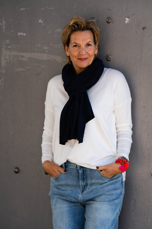 Feinstrickpulli “TATIANA” wollweiß (GW87) / Feinstrickschal “MONA” schwarz (AS02)