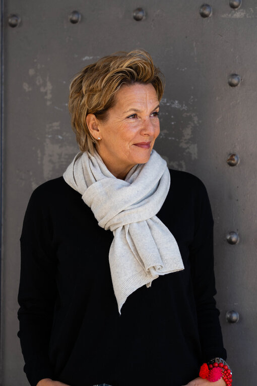Feinstrickpulli “TATIANA” schwarz (GW87) / Feinstrickschal “MONA” hellgrau (AS02)