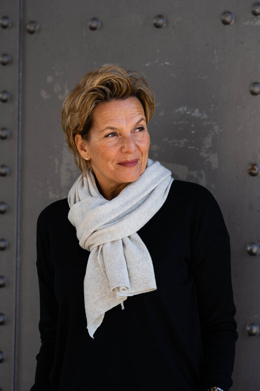 Feinstrickpulli “TATIANA” schwarz (GW87) / Feinstrickschal “MONA” hellgrau (AS02)