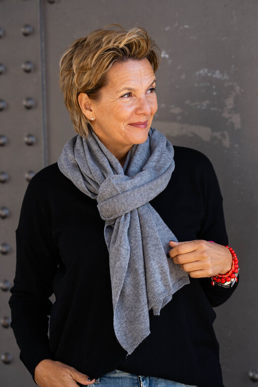 Feinstrickpulli “TATIANA” schwarz (GW87) / Feinstrickschal “MONA” mittelgrau (AS02)