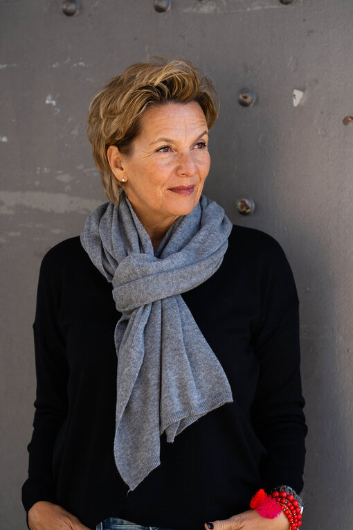 Feinstrickpulli “TATIANA” schwarz (GW87) / Feinstrickschal “MONA” mittelgrau (AS02)