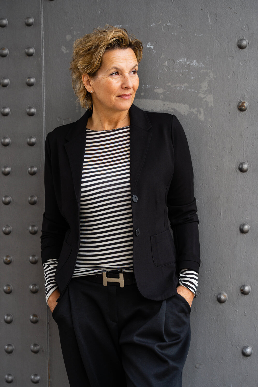 Feine Jogg-Pants “COSIMA” schwarz (H25) /Transparentes Streifenshirt “RENATA” (BA06) / Kurzblazer “SISSI” – schwarz (B04)