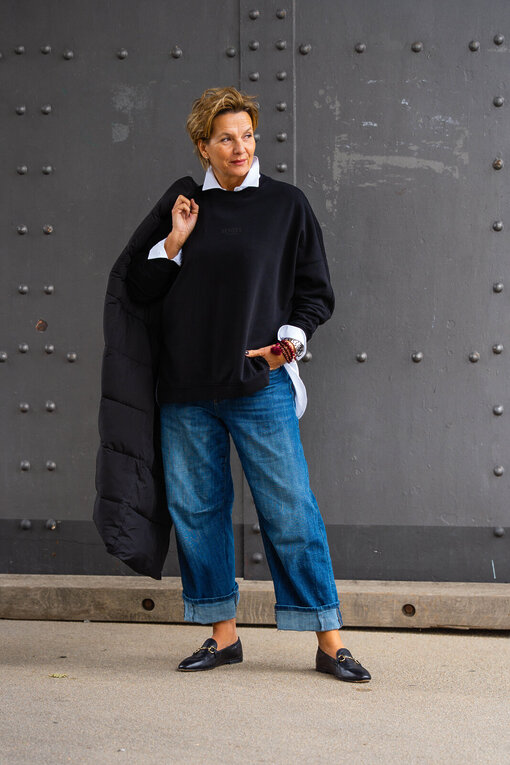 Cooler Sweater “EILEEN” black (SE57)  / Hemdbluse “KIRA” weiß(HB02)/ Coole Jeans “ORNELLA” jeansblau (H52)