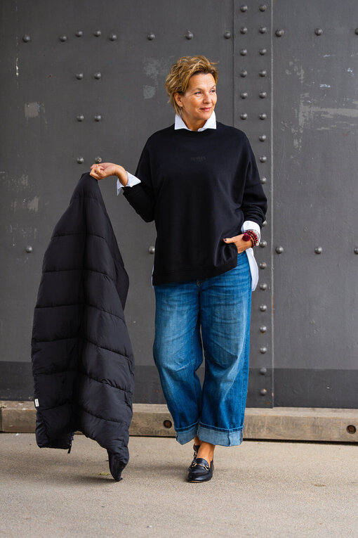 Cooler Sweater “EILEEN” black (SE57)  / Hemdbluse “KIRA” weiß(HB02)/ Coole Jeans “ORNELLA” jeansblau (H52)
