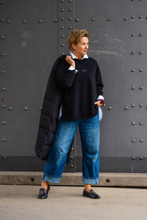 Cooler Sweater “EILEEN” black (SE57)  / Hemdbluse “KIRA” weiß(HB02)/ Coole Jeans “ORNELLA” jeansblau (H52)