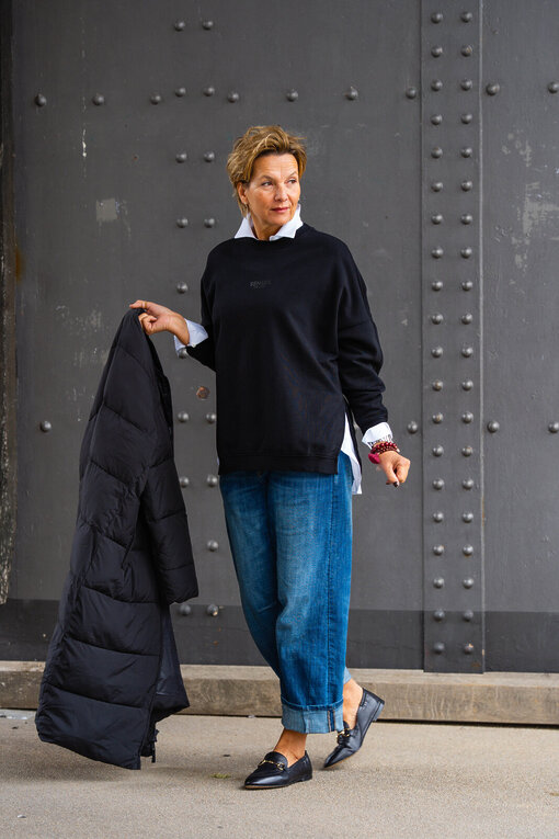 Cooler Sweater “EILEEN” black (SE57)  / Hemdbluse “KIRA” weiß(HB02)/ Coole Jeans “ORNELLA” jeansblau (H52)