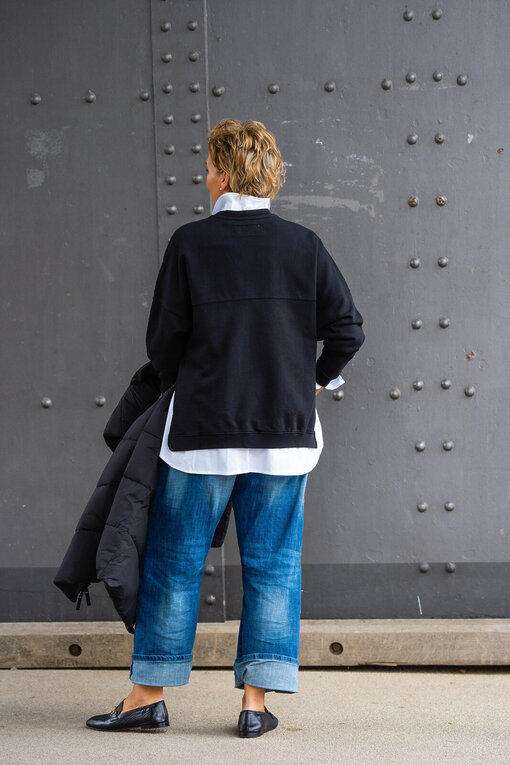 Cooler Sweater “EILEEN” black (SE57)  / Hemdbluse “KIRA” weiß(HB02)/ Coole Jeans “ORNELLA” jeansblau (H52)