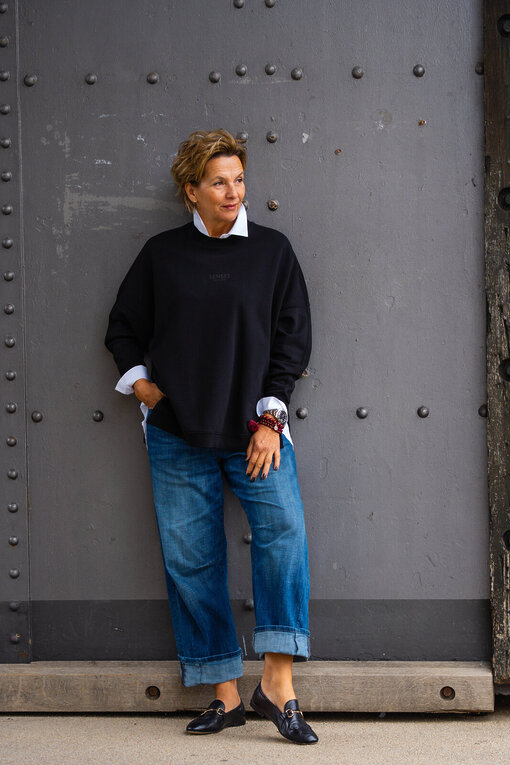 Cooler Sweater “EILEEN” black (SE57)  / Hemdbluse “KIRA” weiß(HB02)/ Coole Jeans “ORNELLA” jeansblau (H52)