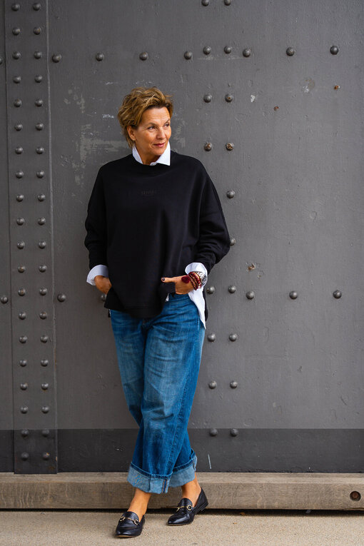 Cooler Sweater “EILEEN” black (SE57)  / Hemdbluse “KIRA” weiß(HB02)/ Coole Jeans “ORNELLA” jeansblau (H52)