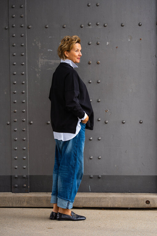 Cooler Sweater “EILEEN” black (SE57)  / Hemdbluse “KIRA” weiß(HB02)/ Coole Jeans “ORNELLA” jeansblau (H52)