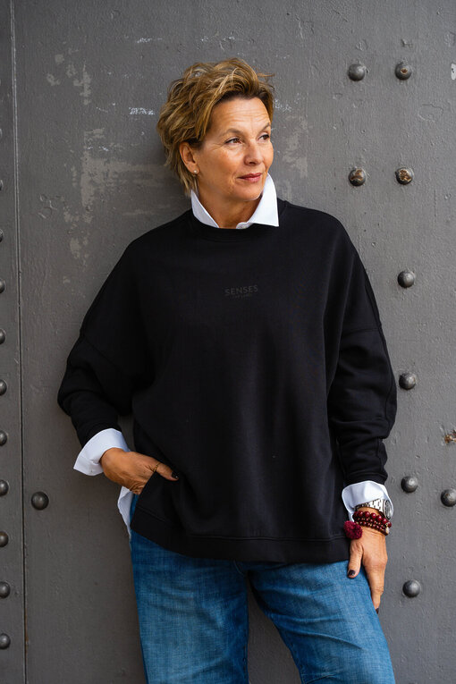 Cooler Sweater “EILEEN” black (SE57)  / Hemdbluse “KIRA” weiß(HB02)/ Coole Jeans “ORNELLA” jeansblau (H52)