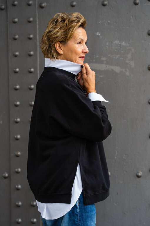 Cooler Sweater “EILEEN” black (SE57)  / Hemdbluse “KIRA” weiß(HB02)