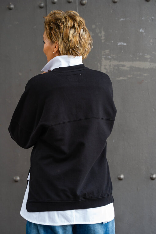 Cooler Sweater “EILEEN” black (SE57)  / Hemdbluse “KIRA” weiß(HB02)