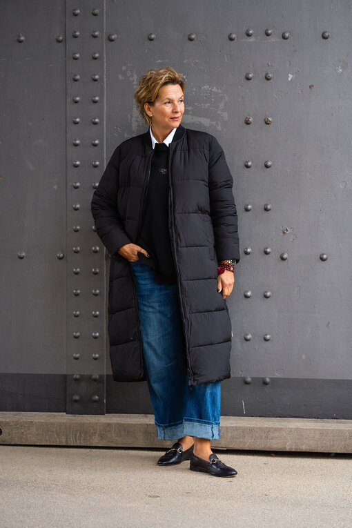 Cooler Sweater “EILEEN” black (SE57)  / Hemdbluse “KIRA” weiß(HB02)/ Coole Jeans “ORNELLA” jeansblau (H52) / Puffer Mantel “ABBIE” black (SE55)