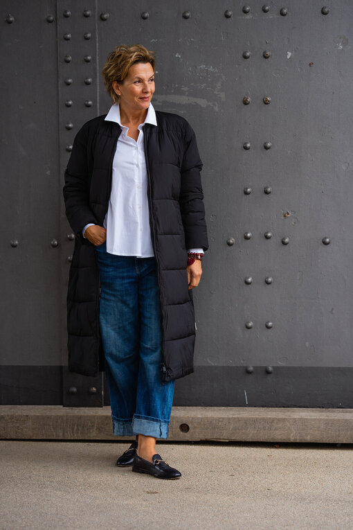 Hemdbluse “KIRA” weiß(HB02)/ Coole Jeans “ORNELLA” jeansblau (H52) / Puffer Mantel “ABBIE” black (SE55)