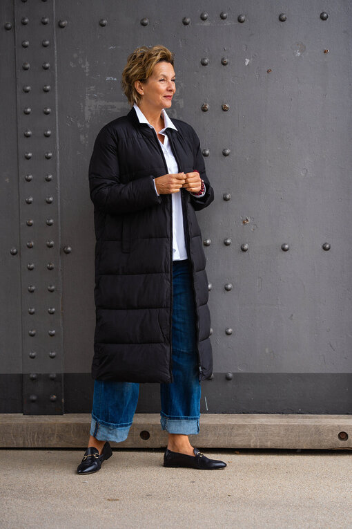Hemdbluse “KIRA” weiß(HB02)/ Coole Jeans “ORNELLA” jeansblau (H52) / Puffer Mantel “ABBIE” black (SE55)