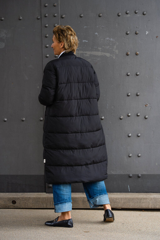 Hemdbluse “KIRA” weiß(HB02)/ Coole Jeans “ORNELLA” jeansblau (H52) / Puffer Mantel “ABBIE” black (SE55)