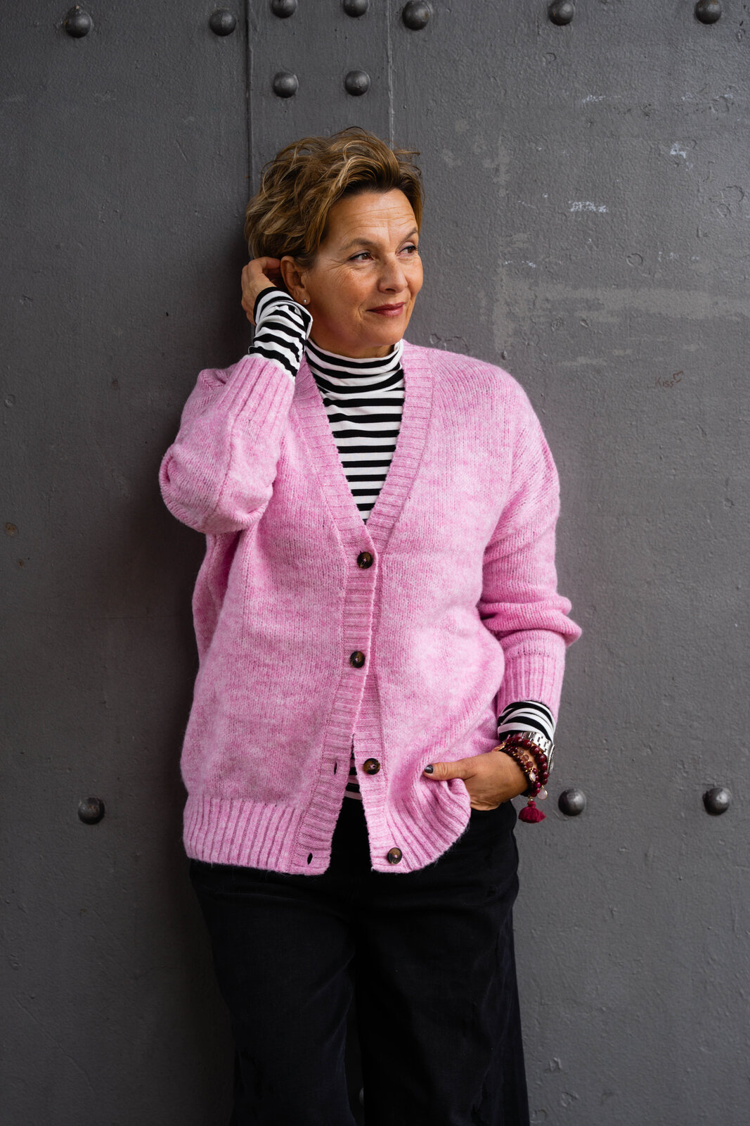 Strickpullover “KOBE” rose pink melange (SE16) / Jeans “KALEA” – ebony black wash (ER79) / Longsleeve mit Streifen “DORA” (SE56)