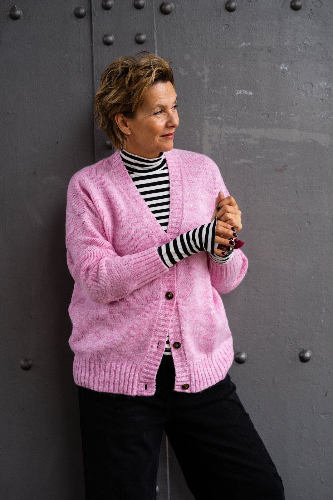 Strickpullover “KOBE” rose pink melange (SE16) / Jeans “KALEA” – ebony black wash (ER79) / Longsleeve mit Streifen “DORA” (SE56)