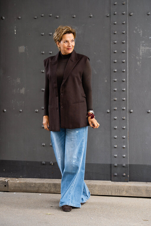 Elegante Weste “VERONIKA” braun (GW49) / Transparenter Rolli “CASSIA” graubraun (BA68) / Jeans “KALEA” – middle blue (ER16)