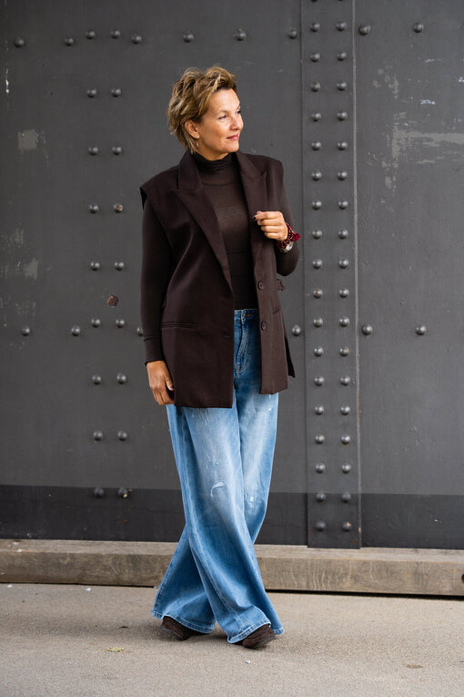 Elegante Weste “VERONIKA” braun (GW49) / Transparenter Rolli “CASSIA” graubraun (BA68) / Jeans “KALEA” – middle blue (ER16)
