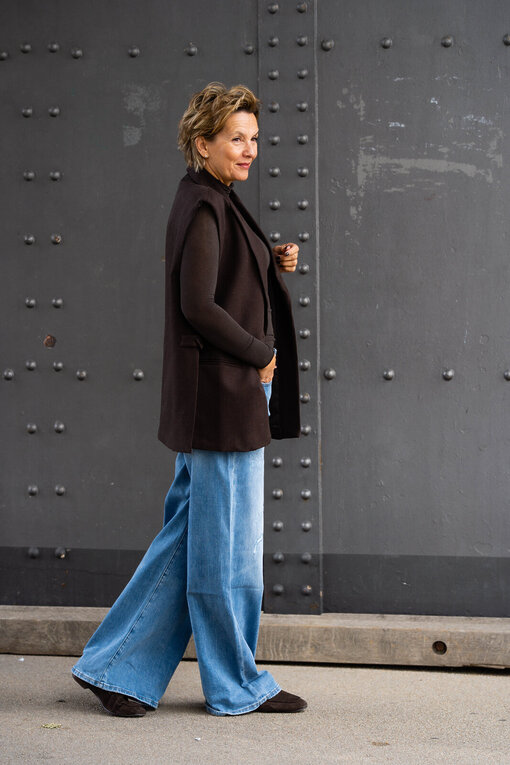 Elegante Weste “VERONIKA” braun (GW49) / Transparenter Rolli “CASSIA” graubraun (BA68) / Jeans “KALEA” – middle blue (ER16)
