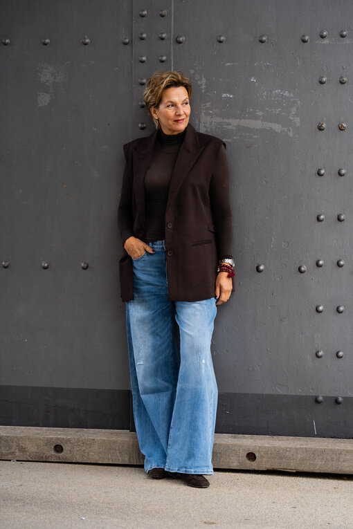 Elegante Weste “VERONIKA” braun (GW49) / Transparenter Rolli “CASSIA” graubraun (BA68) / Jeans “KALEA” – middle blue (ER16)