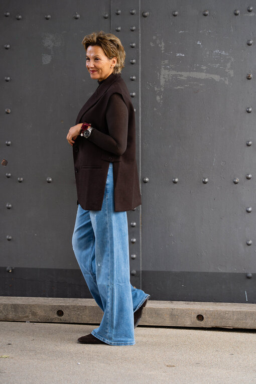 Elegante Weste “VERONIKA” braun (GW49) / Transparenter Rolli “CASSIA” graubraun (BA68) / Jeans “KALEA” – middle blue (ER16)