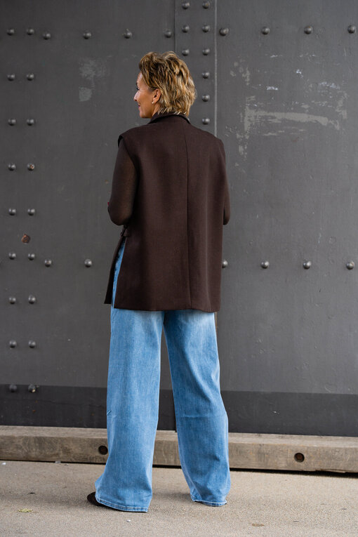Elegante Weste “VERONIKA” braun (GW49) / Transparenter Rolli “CASSIA” graubraun (BA68) / Jeans “KALEA” – middle blue (ER16)