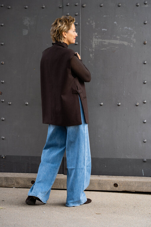 Elegante Weste “VERONIKA” braun (GW49) / Transparenter Rolli “CASSIA” graubraun (BA68) / Jeans “KALEA” – middle blue (ER16)