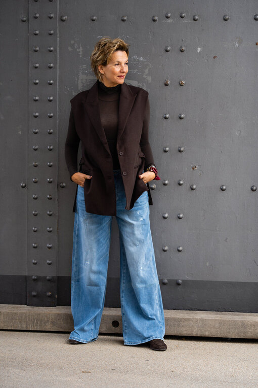 Elegante Weste “VERONIKA” braun (GW49) / Transparenter Rolli “CASSIA” graubraun (BA68) / Jeans “KALEA” – middle blue (ER16)