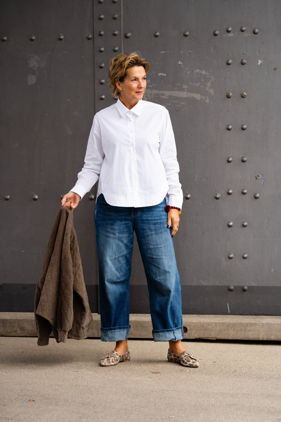 Cord Steppjacke “JASMINA” graubraun (GW81)/ Hemdbluse “ERIKA” (HB06) / Jeans “ORNELLA” jeansblau (H52)