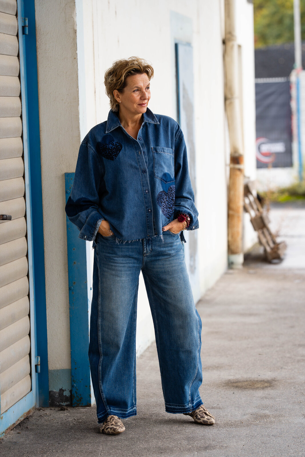 Jeanshemd “BEBA SEQUINS” santorini blue (ER45)/ JEANS “NORALIE CONTRAST” – sky grey blue (ER20)