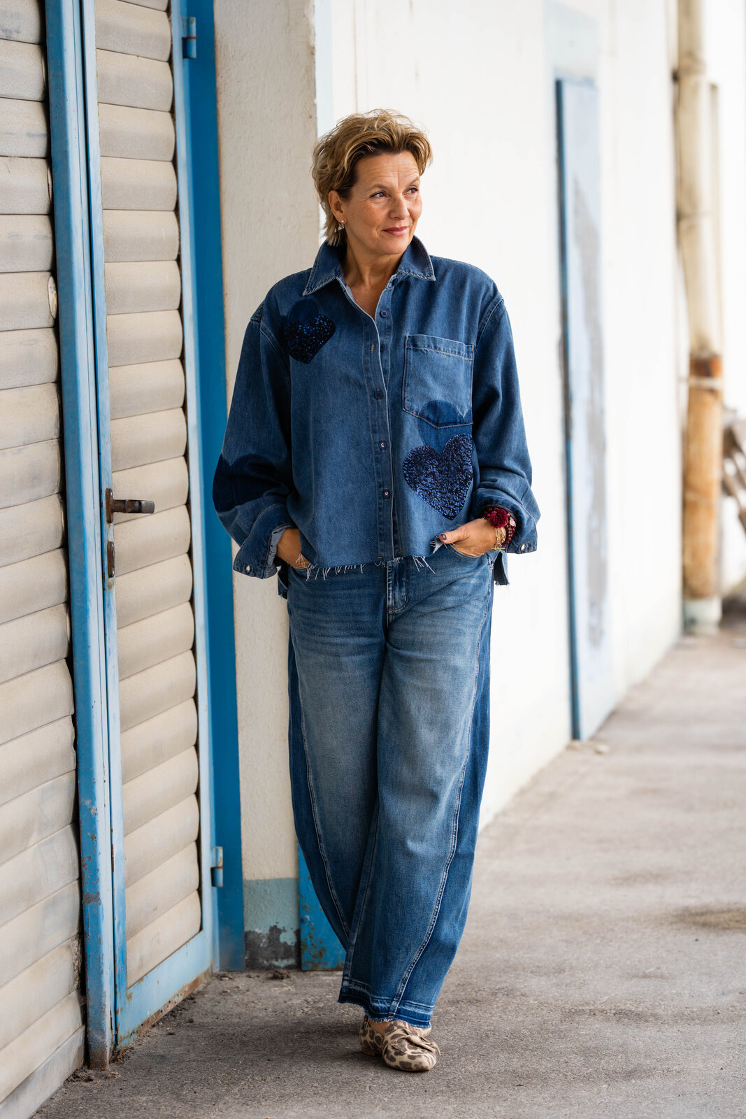 Jeanshemd “BEBA SEQUINS” santorini blue (ER45)/ JEANS “NORALIE CONTRAST” – sky grey blue (ER20)
