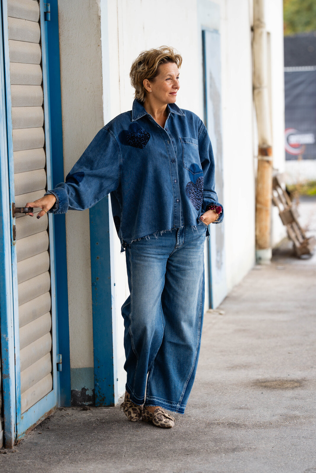 Jeanshemd “BEBA SEQUINS” santorini blue (ER45)/ JEANS “NORALIE CONTRAST” – sky grey blue (ER20)