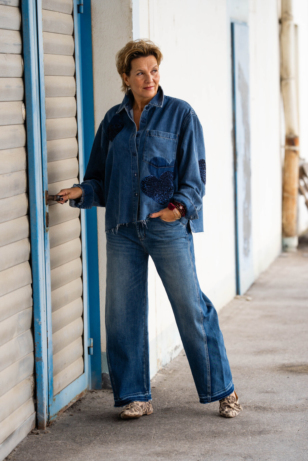 Jeanshemd “BEBA SEQUINS” santorini blue (ER45)/ JEANS “NORALIE CONTRAST” – sky grey blue (ER20)