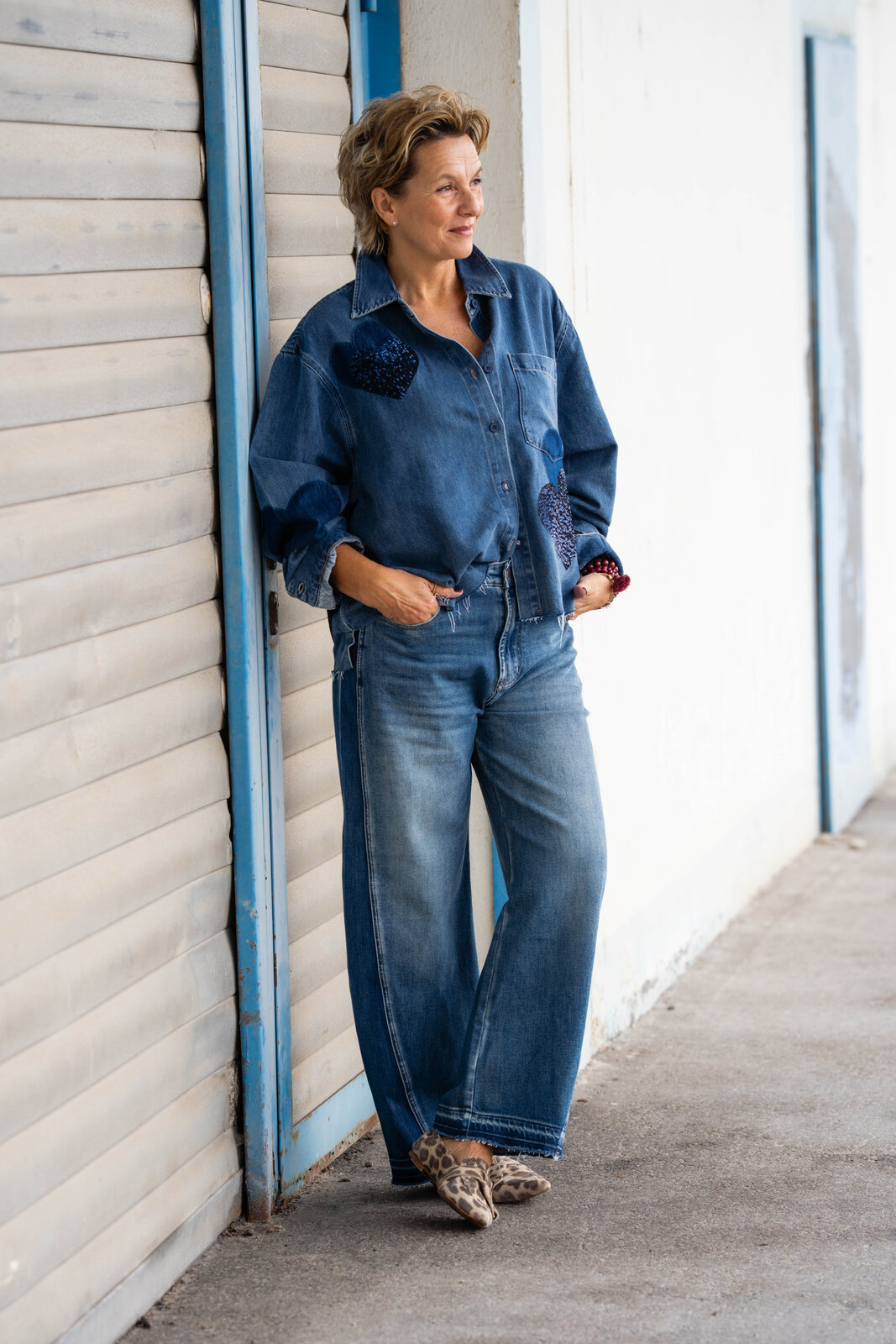 Jeanshemd “BEBA SEQUINS” santorini blue (ER45)/ JEANS “NORALIE CONTRAST” – sky grey blue (ER20)