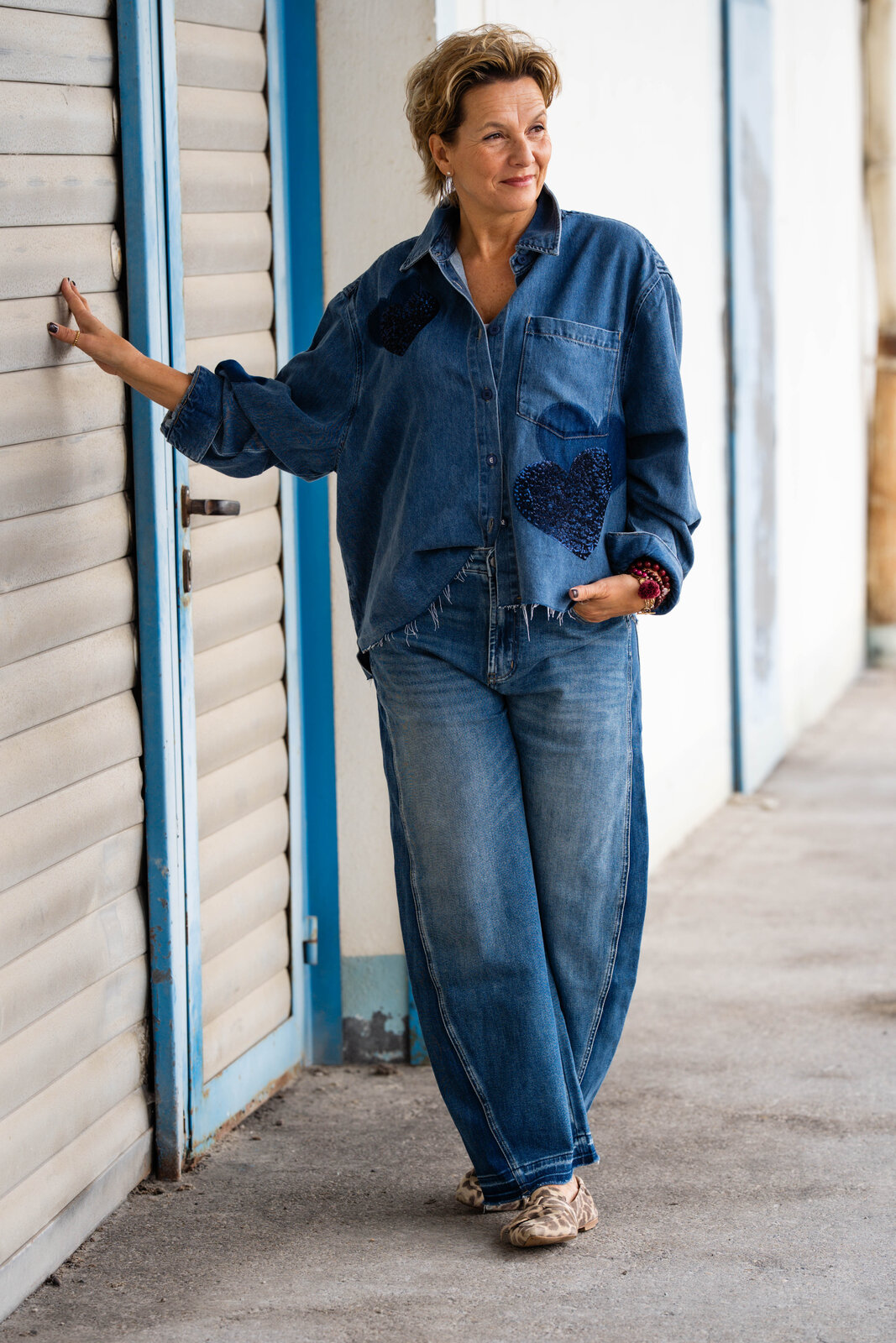 Jeanshemd “BEBA SEQUINS” santorini blue (ER45)/ JEANS “NORALIE CONTRAST” – sky grey blue (ER20)