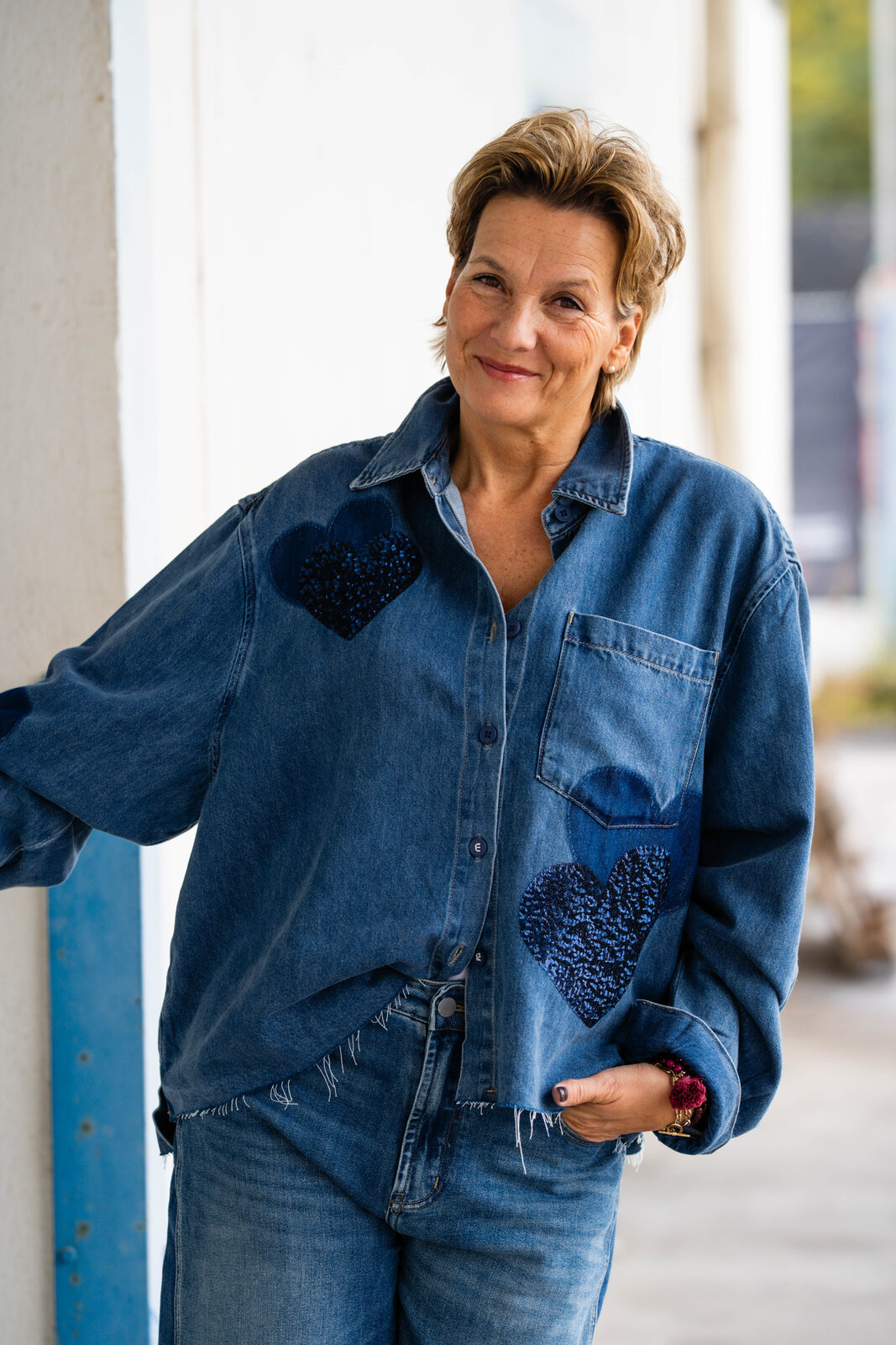 Jeanshemd “BEBA SEQUINS” santorini blue (ER45)/ JEANS “NORALIE CONTRAST” – sky grey blue (ER20)