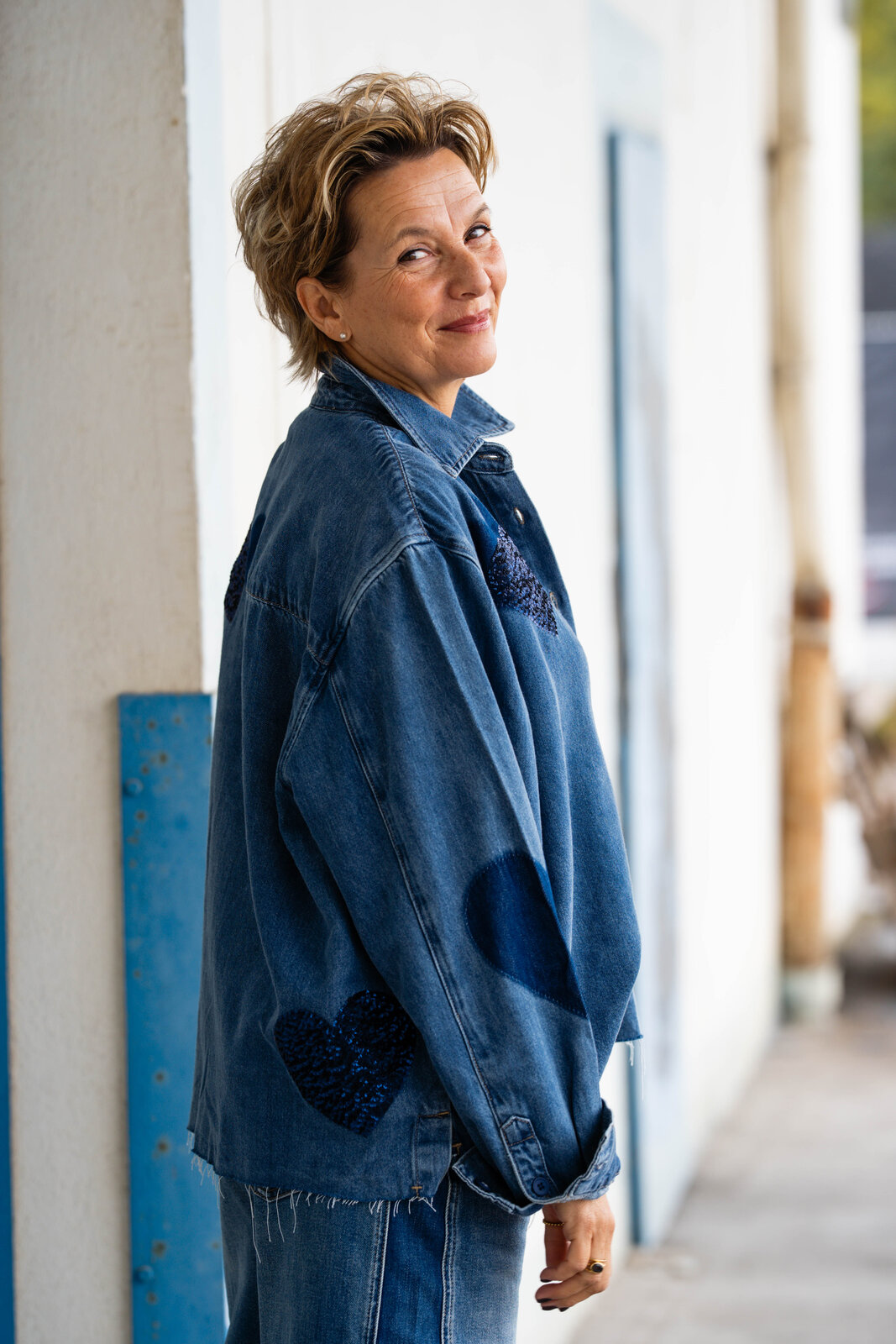 Jeanshemd “BEBA SEQUINS” santorini blue (ER45)/ JEANS “NORALIE CONTRAST” – sky grey blue (ER20)