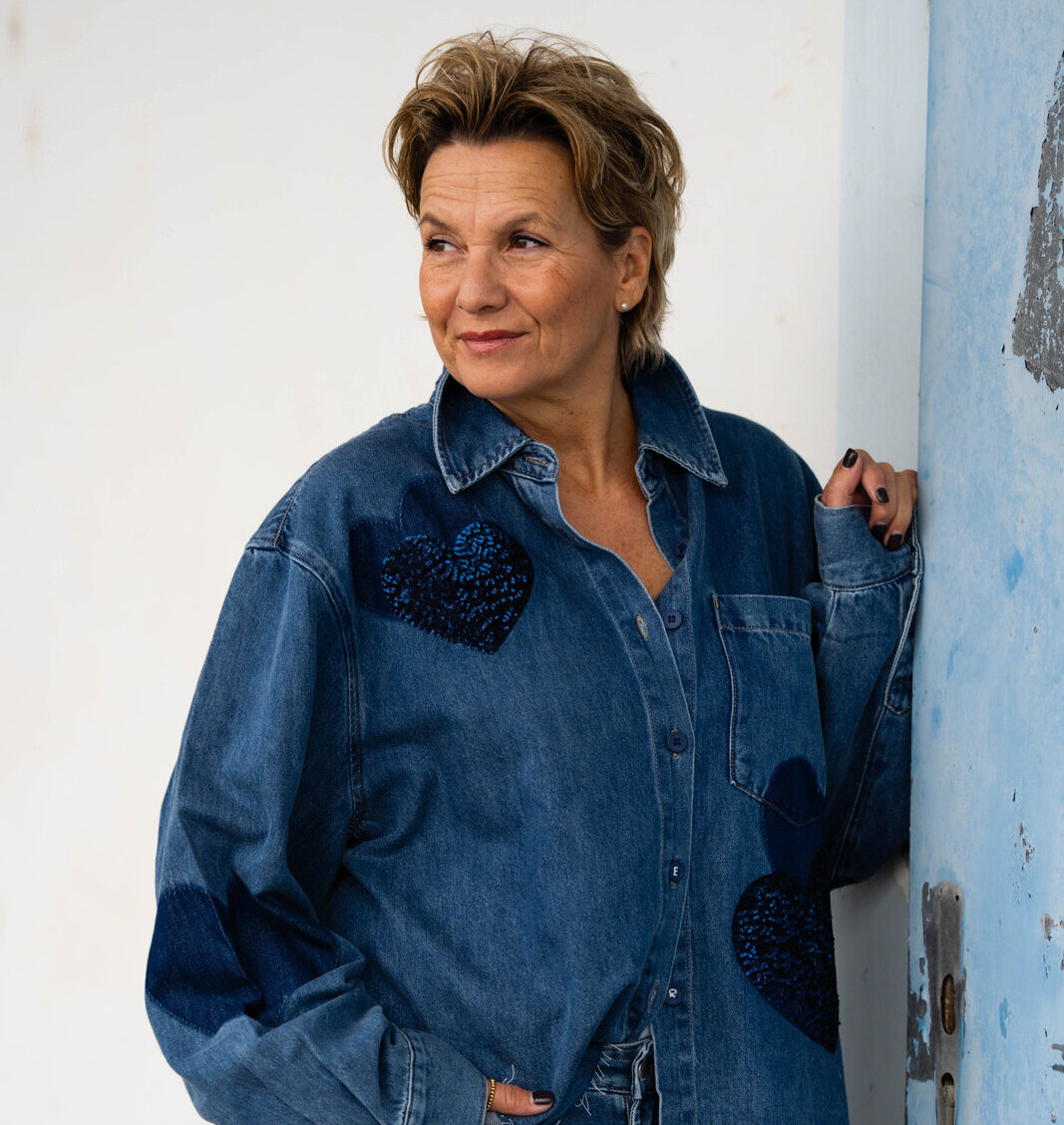 Jeanshemd “BEBA SEQUINS” santorini blue (ER45)/ JEANS “NORALIE CONTRAST” – sky grey blue (ER20)