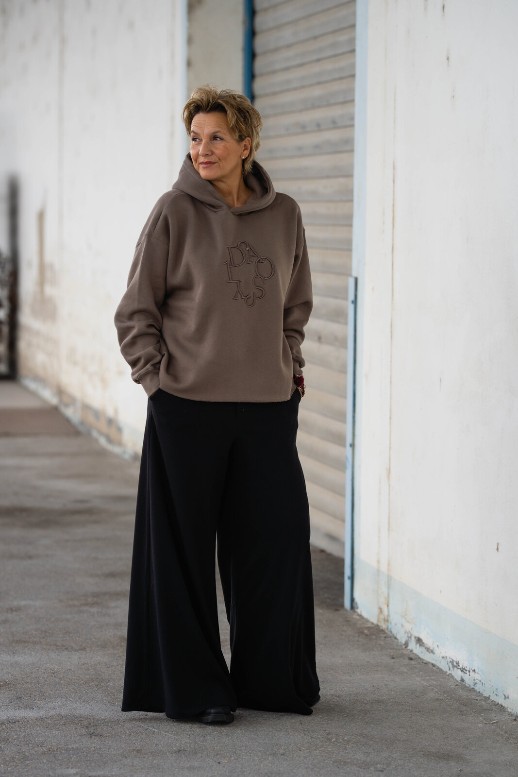 Jeans “HOLLI” – dirty black (ER45)/ Statement Hoodie “JAZZY” moonrock (10D15)
