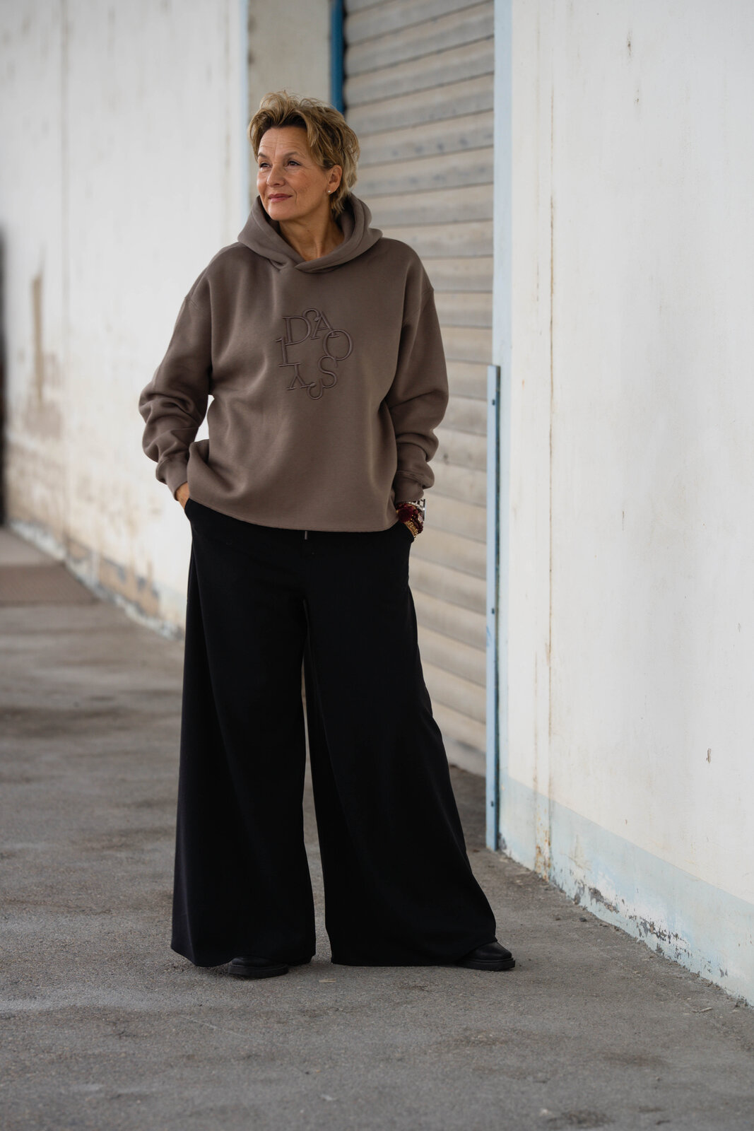 Jeans “HOLLI” – dirty black (ER45)/ Statement Hoodie “JAZZY” moonrock (10D15)