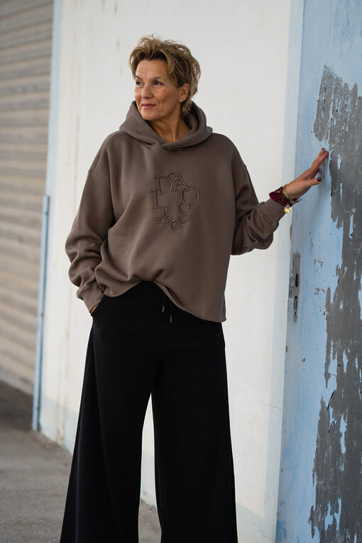 Jeans “HOLLI” – dirty black (ER45)/ Statement Hoodie “JAZZY” moonrock (10D15)